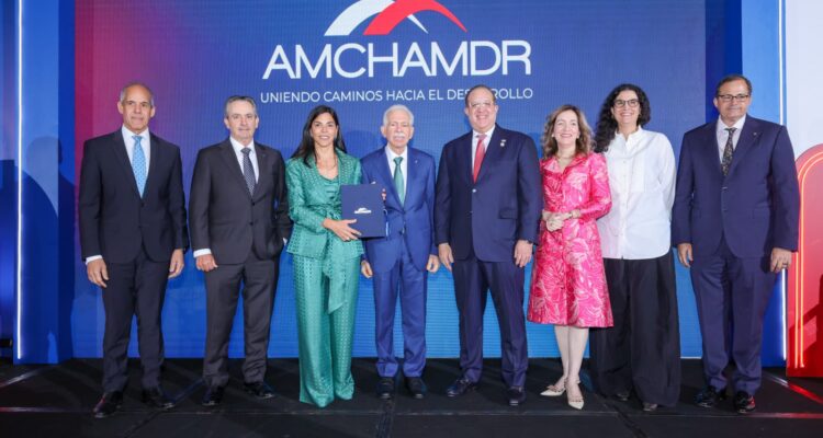 Molina Achécar propone crecimiento económico basado en productividad, tecnología y educación